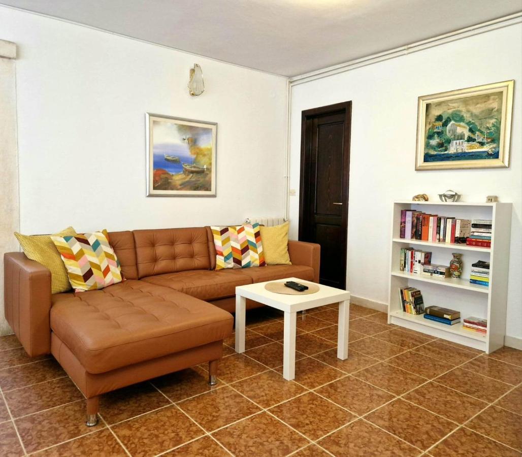Apartments Barbaresko Lumbarda Esterno foto